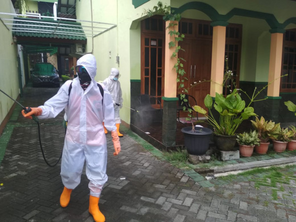 Spraying Disenfektan oleh Destana CC di wilayah RT 01 Rw 18 Leles Padukuhan Ngringin